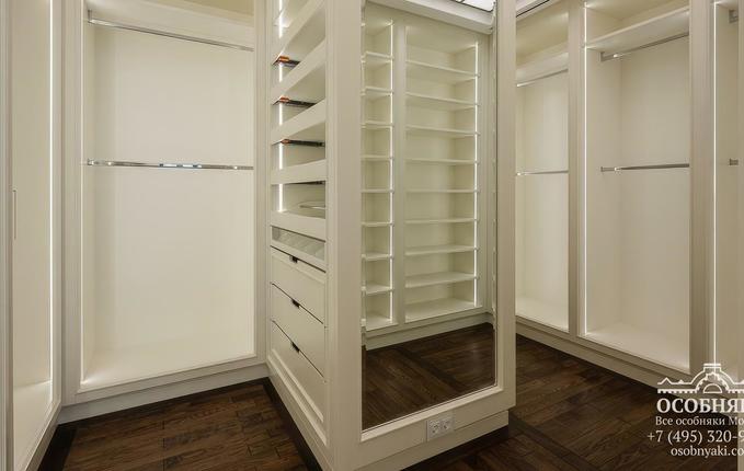 в Турчаниновом переулке, 2А, площадь 2700 м