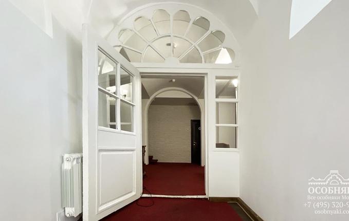 в Старопименовском переулке, 11с2, площадь 688 м