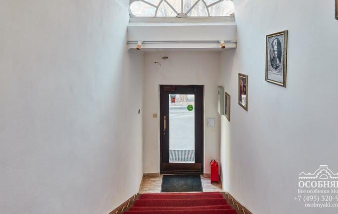 в Старопименовском переулке, 11с2, площадь 688 м