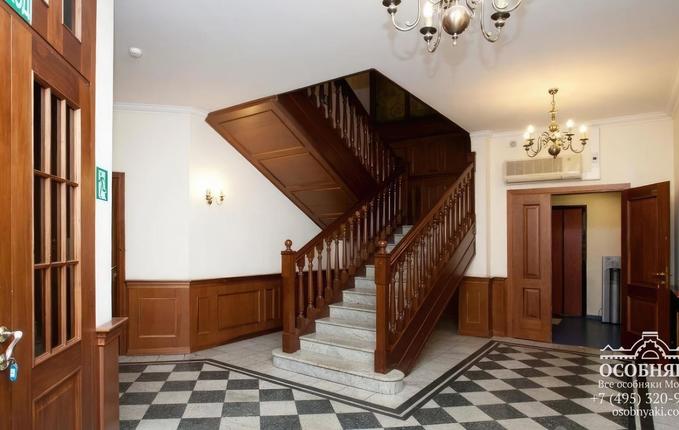 в Подсосенском переулке, 26, площадь 1490 м