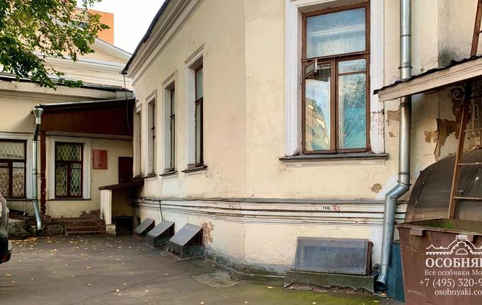 в Калошином переулке, 2, площадь 1249 м