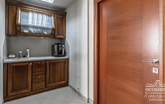 в Просвирином переулке, 6, площадь 2230 м