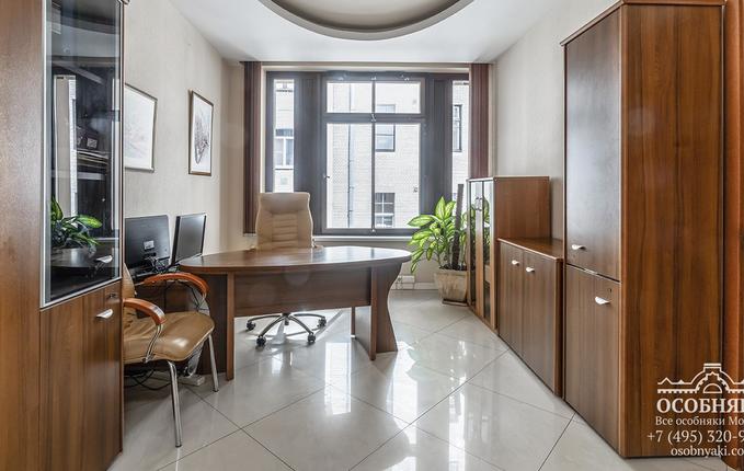 в Просвирином переулке, 6, площадь 2230 м