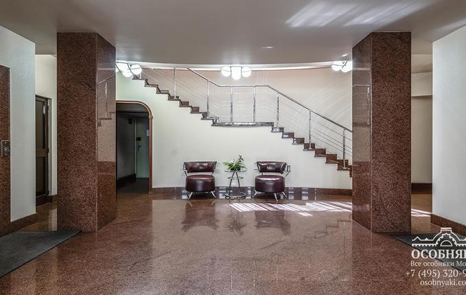 в Просвирином переулке, 6, площадь 2230 м