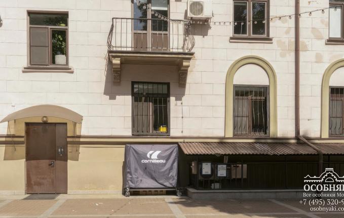 на улице Сурикова, 24, площадь 1574 м