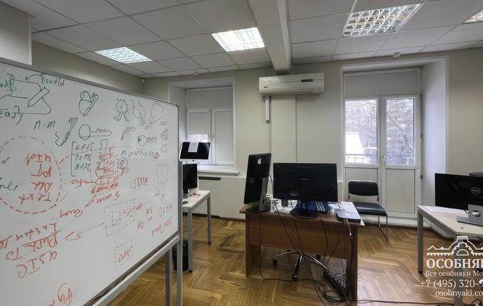 на улице Сурикова, 24, площадь 1574 м