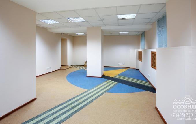 на улице Сурикова, 24, площадь 1574 м