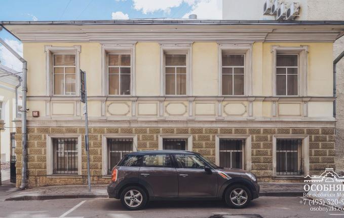 в Бобровом переулке, 4/2, площадь 1046 м