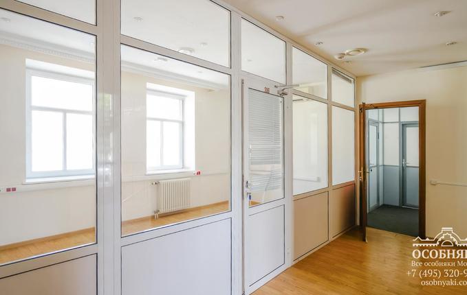 в Бобровом переулке, 4/2, площадь 1046 м