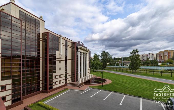 на Рублево-Успенском шоссе, 100, площадь 1731 м