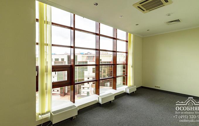 на Рублево-Успенском шоссе, 100, площадь 1731 м