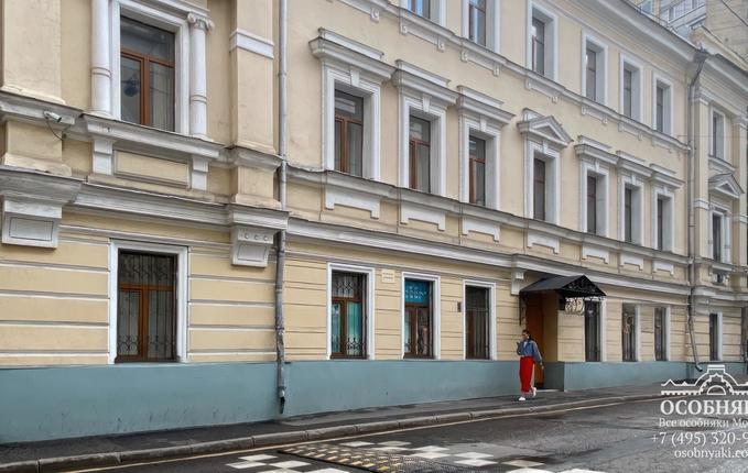 в Большом Казенном переулке, 8, площадь 832 м