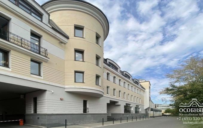 в Среднем Овчинниковском переулке, 4, площадь 2902 м