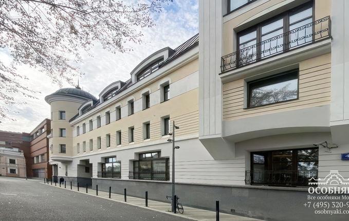 в Среднем Овчинниковском переулке, 4, площадь 2902 м