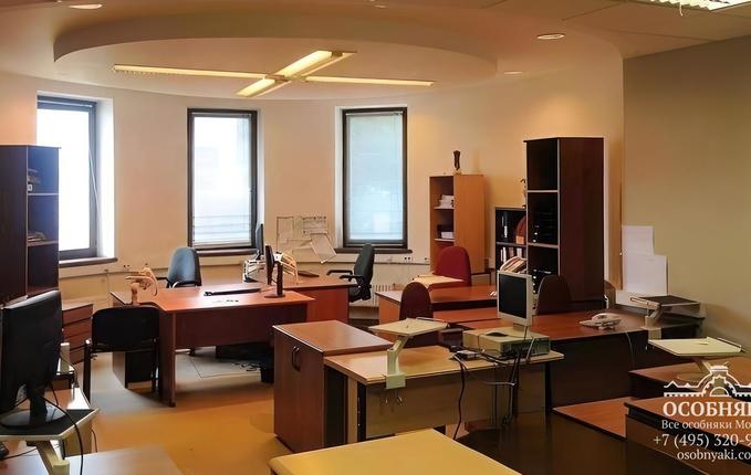 в Среднем Овчинниковском переулке, 4, площадь 2902 м