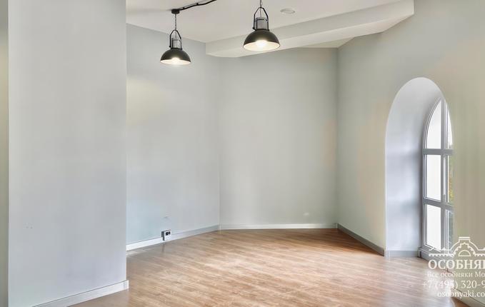 в Большом Каретном переулке, 11, площадь 1662 м