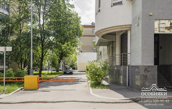 в Большом Казенном переулке, 2, площадь 1001 м
