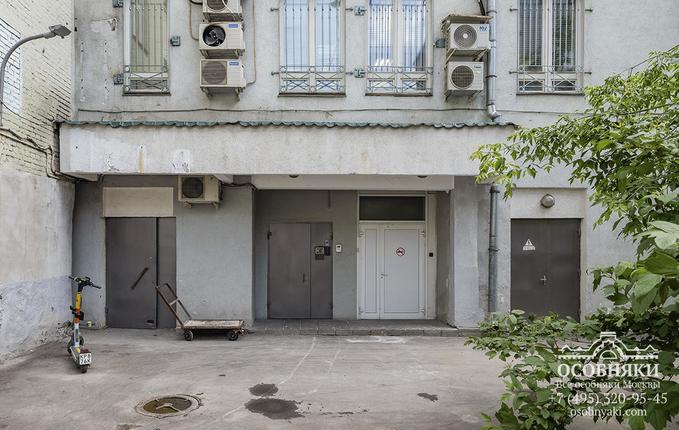 в Большом Казенном переулке, 2, площадь 1001 м