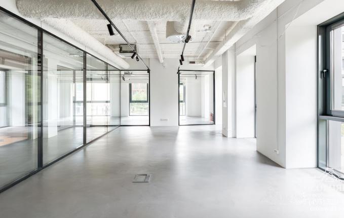 на Мантулинской улице,  7, площадь 2500 м