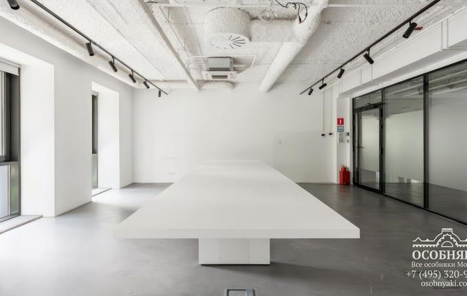 на Мантулинской улице,  7, площадь 2500 м