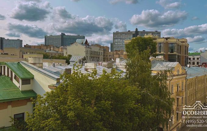 в Филипповском переулке, 8, площадь 2260 м