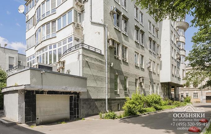 в Большом Казенном переулке, 2, площадь 1001 м