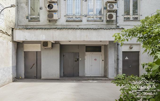 в Большом Казенном переулке, 2, площадь 1001 м