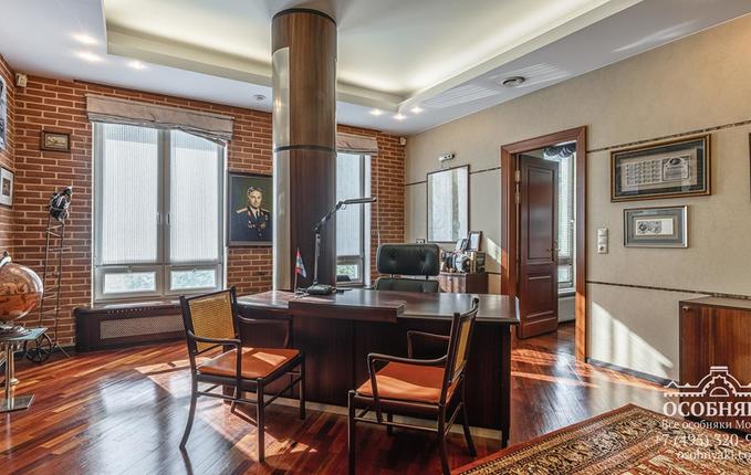 в Большом Казенном переулке, 2, площадь 1001 м