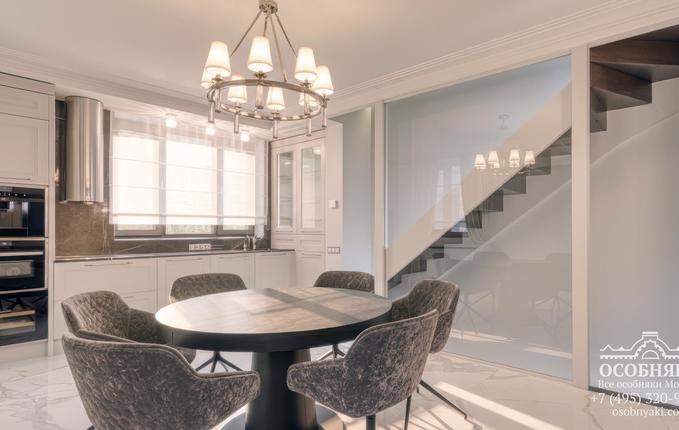 в Романовом переулке, 3с2, площадь 76 м