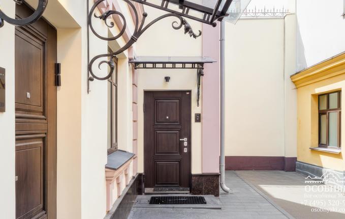 в Романовом переулке, 3, площадь 157 м