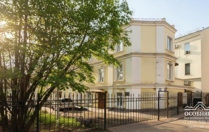 в Хохловском переулке, 10с3, площадь 911 м